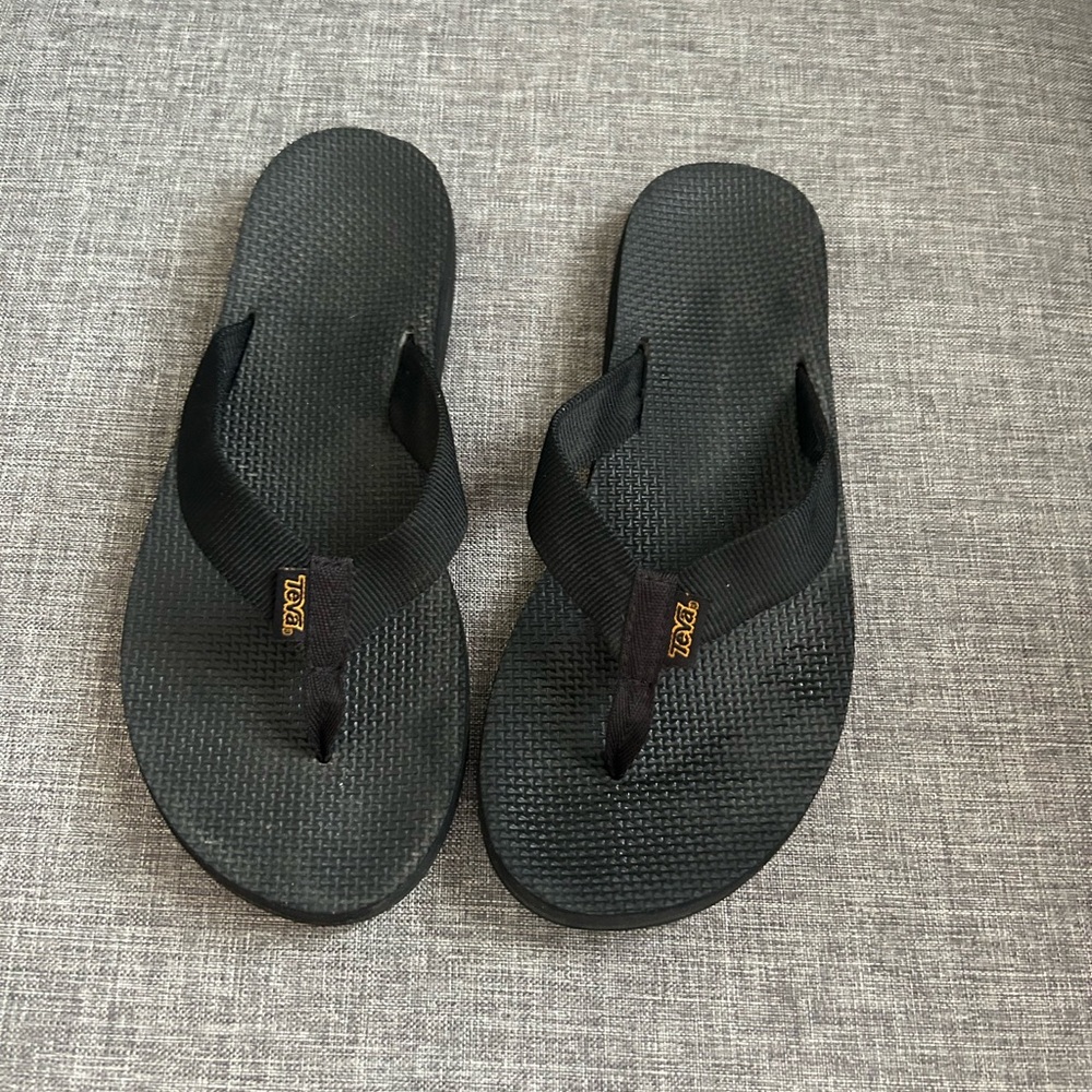 TEVA FLIP FLOPS SIZE 7